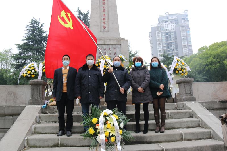 湘北汽運(yùn)黨支部主題黨日活動(dòng)，緬懷抗日英烈，祭掃墓地，敬獻(xiàn)花籃。