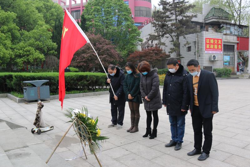 湘北汽運(yùn)黨支部主題黨日活動(dòng)，緬懷抗日英烈，祭掃墓地，敬獻(xiàn)花籃。